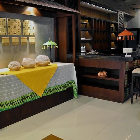 Metro House Hotel Surabaya Exterior foto